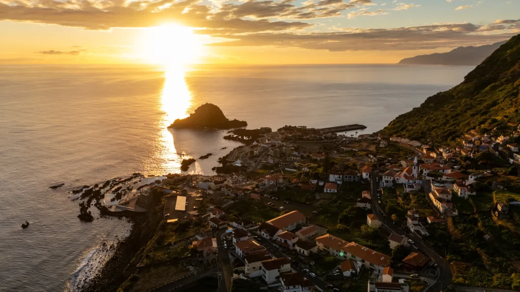 Coucher de soleil derrière l’îlot au large de Porto Moniz, vu depuis les hauteurs du village près de la Villa Domaterra I