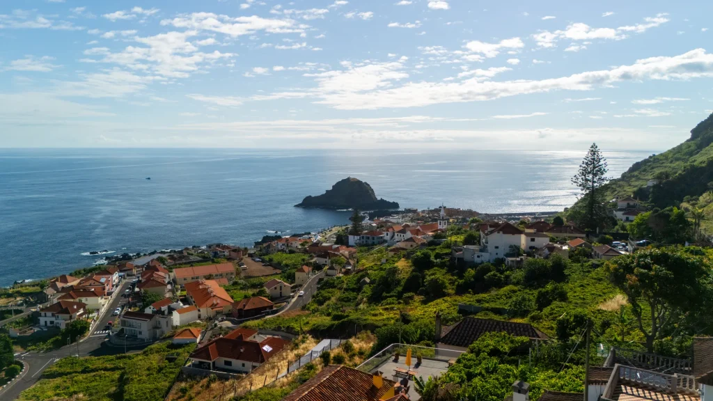 Porto Moniz et son îlot par temps clair, vus depuis le coteau de la Villa Domaterra I