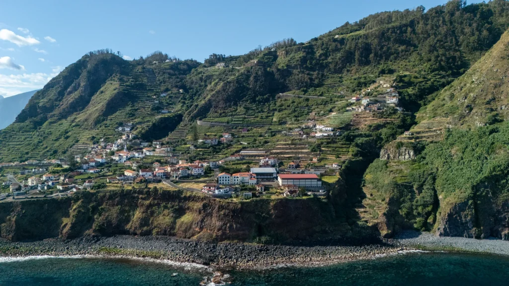 Le village de Porto Moniz au pied de falaises verdoyantes, près de la Villa Domaterra I