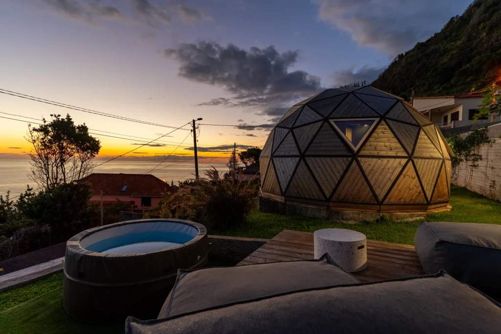 Le dôme de la Villa Domaterra I et son jacuzzi extérieur au coucher du soleil, au-dessus de la côte
