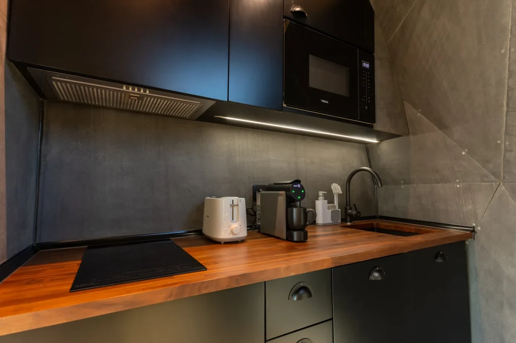 Le plan de travail de la kitchenette de la Villa Domaterra I, avec grille-pain, machine à café et évier