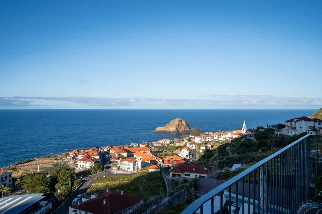 Vista da Villa Escaleiras sobre o Porto Moniz, com o ilhéu e os telhados em baixo